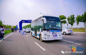 央视新闻频道直播报道天津大学智能网联巴士